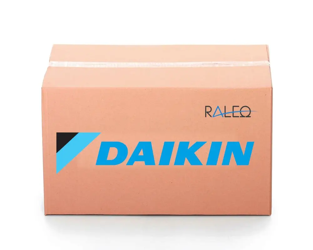 Brauner Karton mit Daikin-Logo auf der Frontseite. Auf der Oberseite ist eine transparente Klebebandnaht sichtbar.
